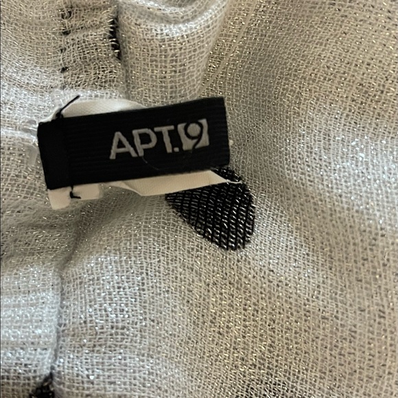 Shimmering Scarf - Picture 3 of 3